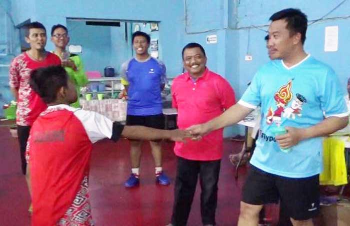 Menpora berdialog dengan para atlet di mess club Fifa. 