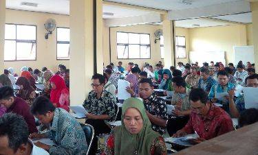 Para pendaftar PPK Tuban saat mengikuti tes tulis. (suwandi/BANGSAONLINE)