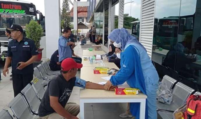 Petugas Jasa Raharja saat mengece kondisi kesehatan sopir.