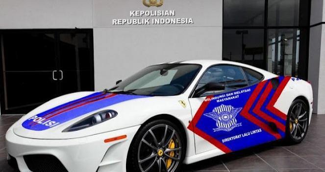 Ferrari Polda Jatim yang digunakan untuk patwal. (foto via viva.co.id)