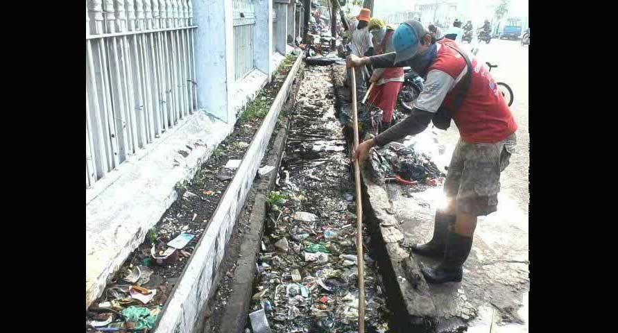 Hadapi Puncak Hujan, DKP Surabaya Patroli Saluran Air