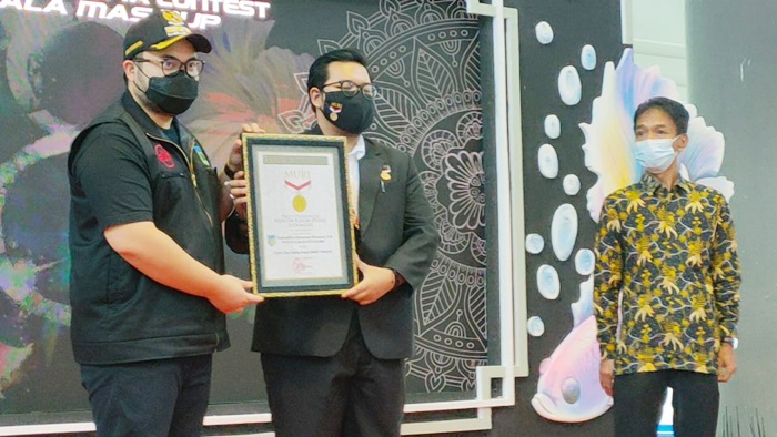 Bupati Kediri Hanindhito Himawan Pramana (kiri) saat menerima piagam pemecahan rekor Muri dari Customer Relation Manager MURI, Andre Purwandono. foto: ist.