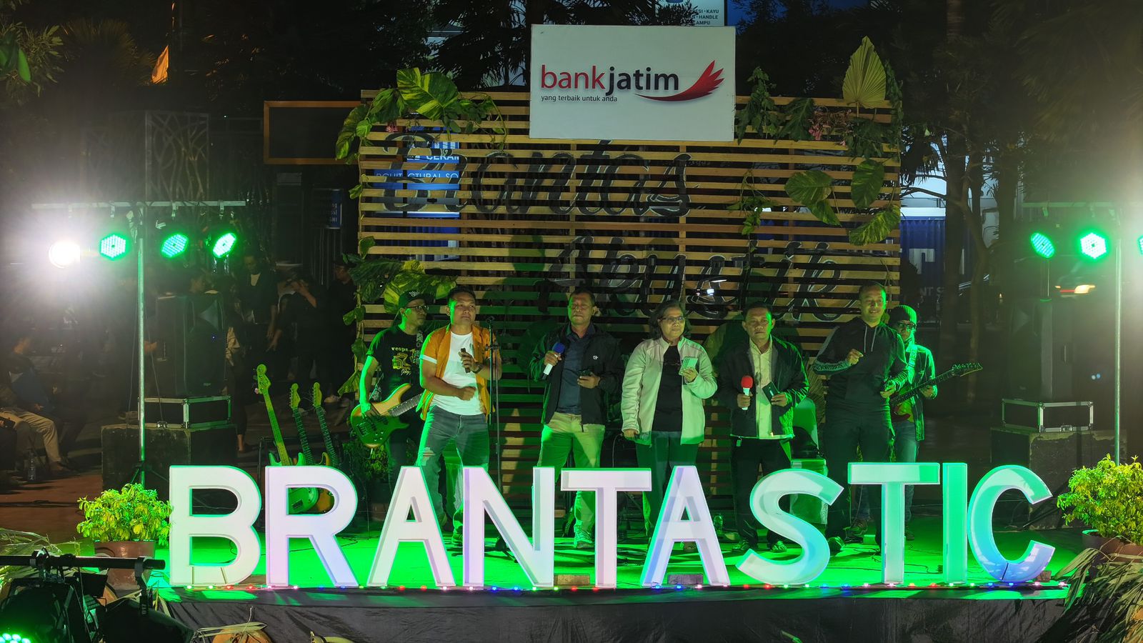 Pj Wali Kota Kediri Zanariah saat ikut menikmati malam di Brantastic Spesial Hari Jadi Kota Kediri ke-1.145. (dok Ist)