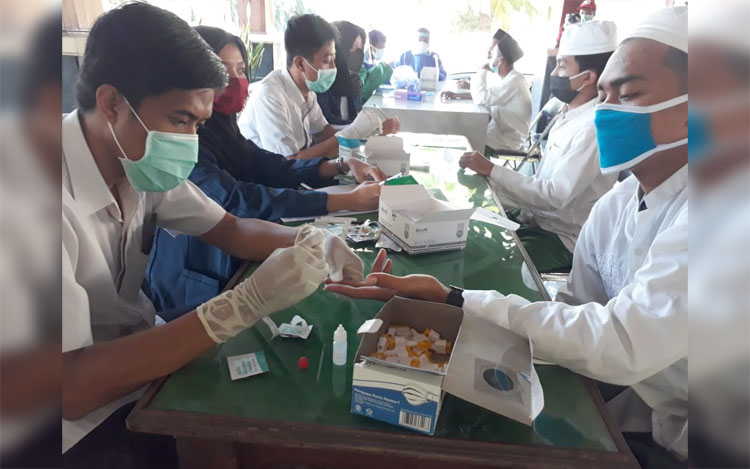 Salah seorang santri saat diambil sampel darahnya untuk keperluan rapid test.