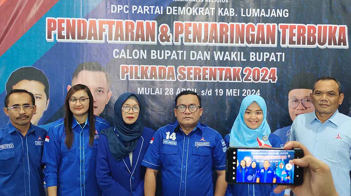 Ketua DPC Demokrat Lumajang, Idris Marzuqi, didampingi jajaran pengurus partai.