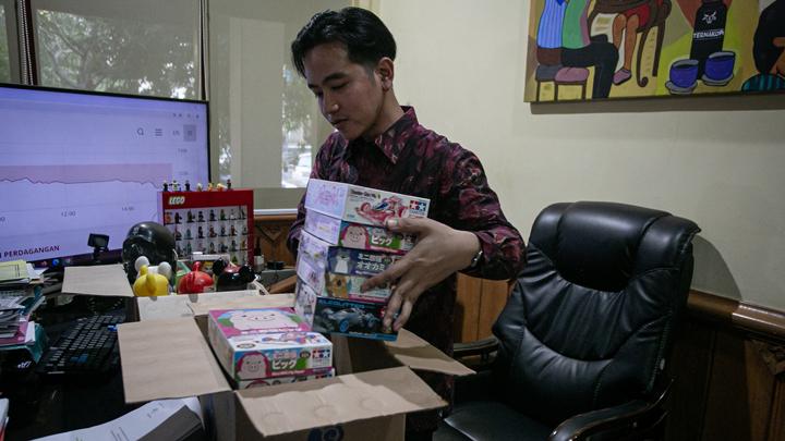 Gibran Rakabuming Raka tampak mengemasi barang miliknya di meja kerja Balai Kota Solo usai mengajukan surat pengunduran diri ke DPRD Kota Solo, Jawa Tengah. Foto: ANTARA FOTO/Mohammad Ayudha/Tempo