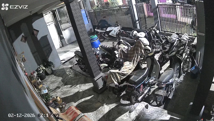 Tangkapan layar CCTV saat pelaku membawa kabur motr Ninja di Pasuruan