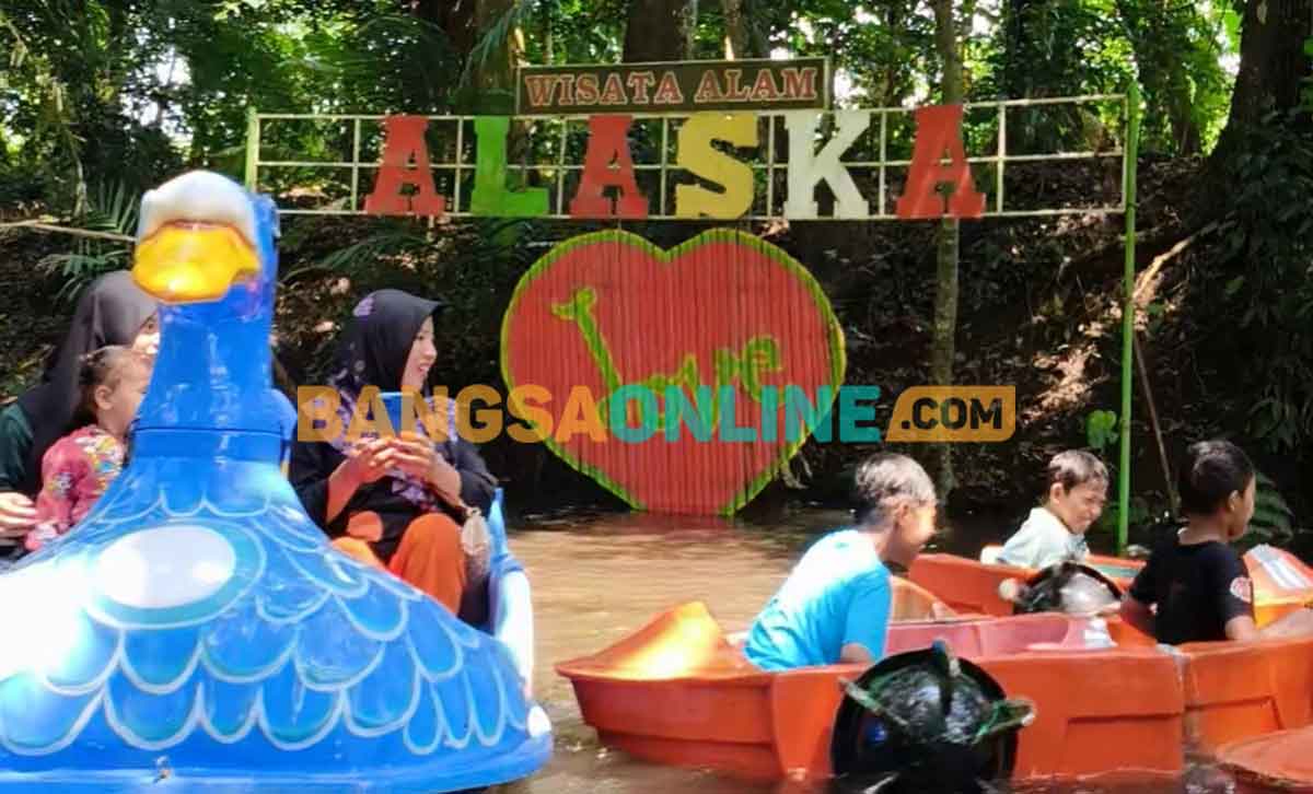 Serunya Naik Perahu di Alaska Kediri