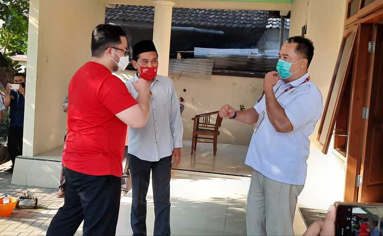 Dhito saat disambut oleh H. Pujianto, Ketua Laskar Tani Desa Jabon dan Ketua DPC Partai Gerindra Kabupaten Kediri, Arief Junaidi. foto: MUJI HARJITA/ BANGSAONLINE
