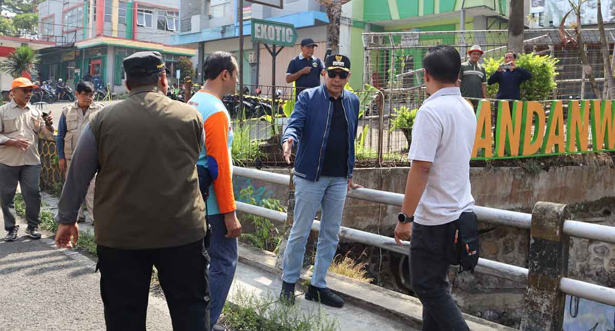 Wali Kota Malang saat meninjau Jembatan Sonokembang yang ambrol.