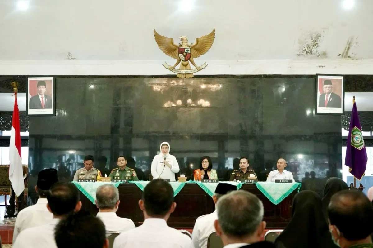 Pj Bupati Lumajang, Indah Wahyuni bersama Forkopimda dan jajaran kepala perangkat daerah gelar rapat koordinasi menjelang Pilkada 2024, di Pendapa Arya Wiraraja Lumajang, Rabu (27/3/2024). Foto: Dok. Diskominfo Lumajang.