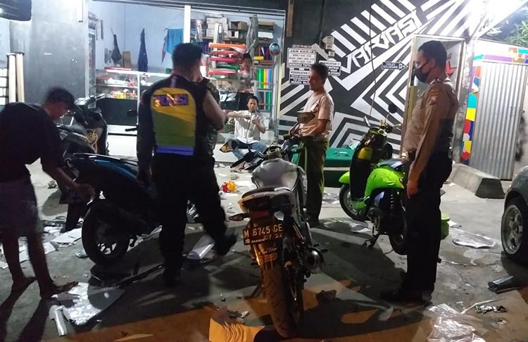 Polsek Palenggaan saat memberikan imbauan terhadap bengkel dan toko tentang larangan penggunaan knalpot brong/racing. 