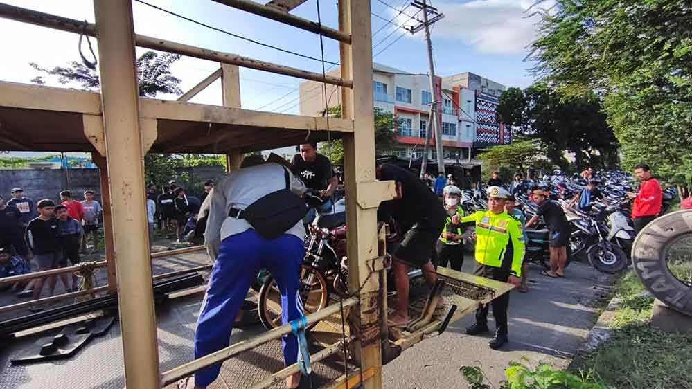 Ratusan motor saat akan diangkut menuju Polresta Sidoarjo. (Ist)
