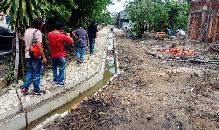 Kondisi mengenaskan sisa proyek drainase dan pavingisasi di Lingkungan Kedungsari. foto: YUDI EP/ BANGSAONLINE
