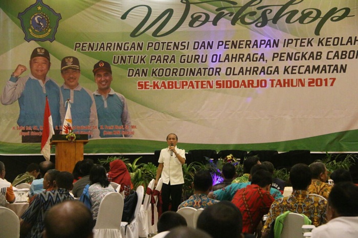 PAPARAN: Workshop Penjaringan Potensi dan Iptek Keolahragaan yang digelar KONI Sidoarjo, di Hotel The Sun Sidoarjo, Rabu (20/12). Foto: MUSTAIN/BANGSAONLINE 