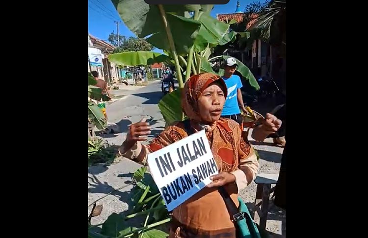 Masyarakat empat desa di Kecamatan Pakong, Pamekasan melakukan penutupan jalan provinsi akibat jalan tak kunjung diperbaiki.