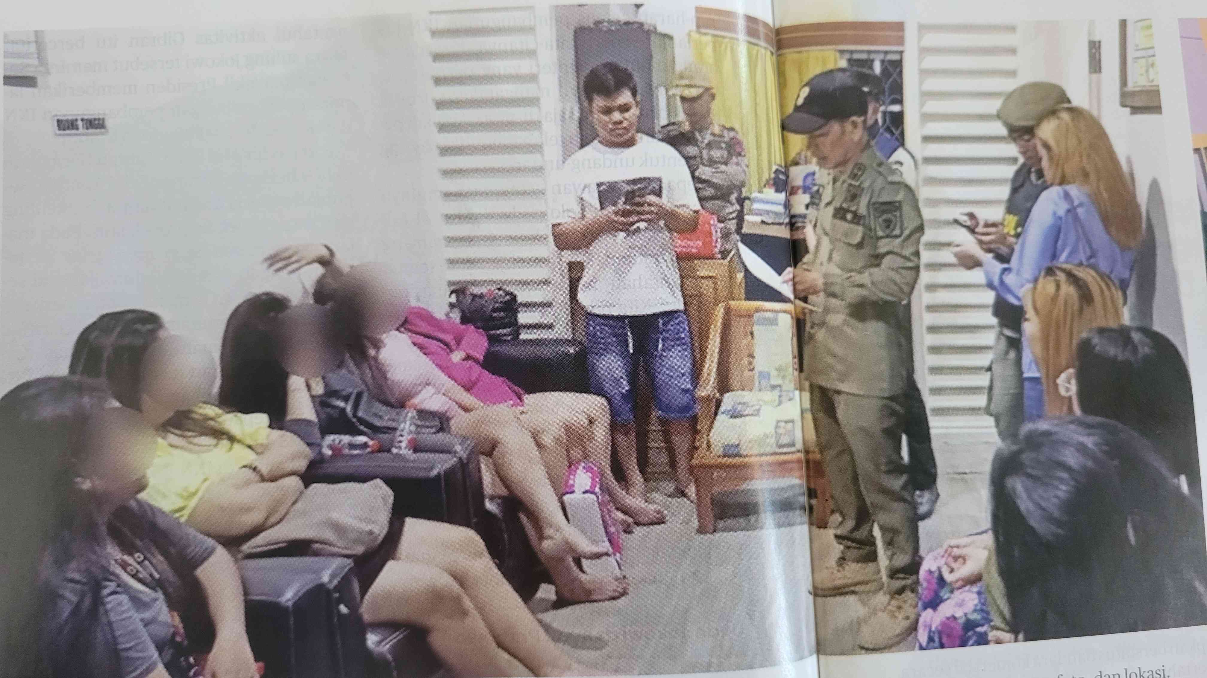 Para pekerja seks komersial (PSK) di kawasan IKN yang dibawa petugas Satuan Polisi Pamong Praja (Satpol PP). Foto: Tempo