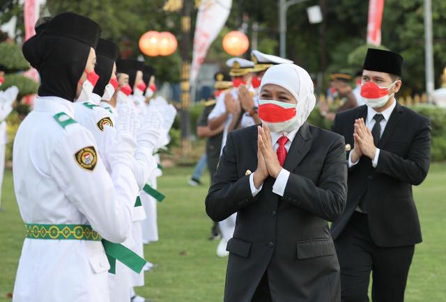 Gubernur Jawa Timur Khofifah Indar Parawansa dalam pengukuhan anggota Pasukan Pengibar Bendera Pusaka (Paskibraka) Provinsi Jatim di halaman Gedung Negara Grahadi, Surabaya, Ahad (15/8). foto: humas pemprov jatim
