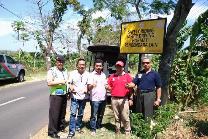 Jajaran Polsek Kerek dan pihak PT. SI saat memasang papan imbauan.