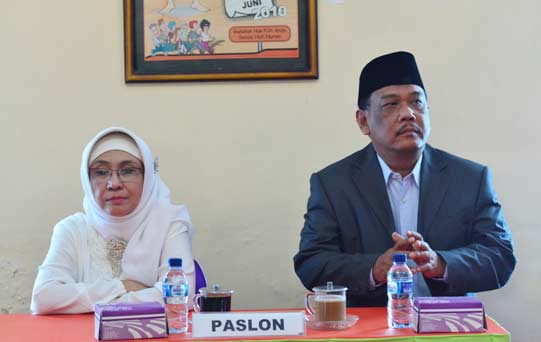 Paslon Choirunnisa dan Arifudin Syah saat berada di KPU untuk mendaftar Cabup-Cawabup. (yudi eko purnomo/BANGSAONLINE)