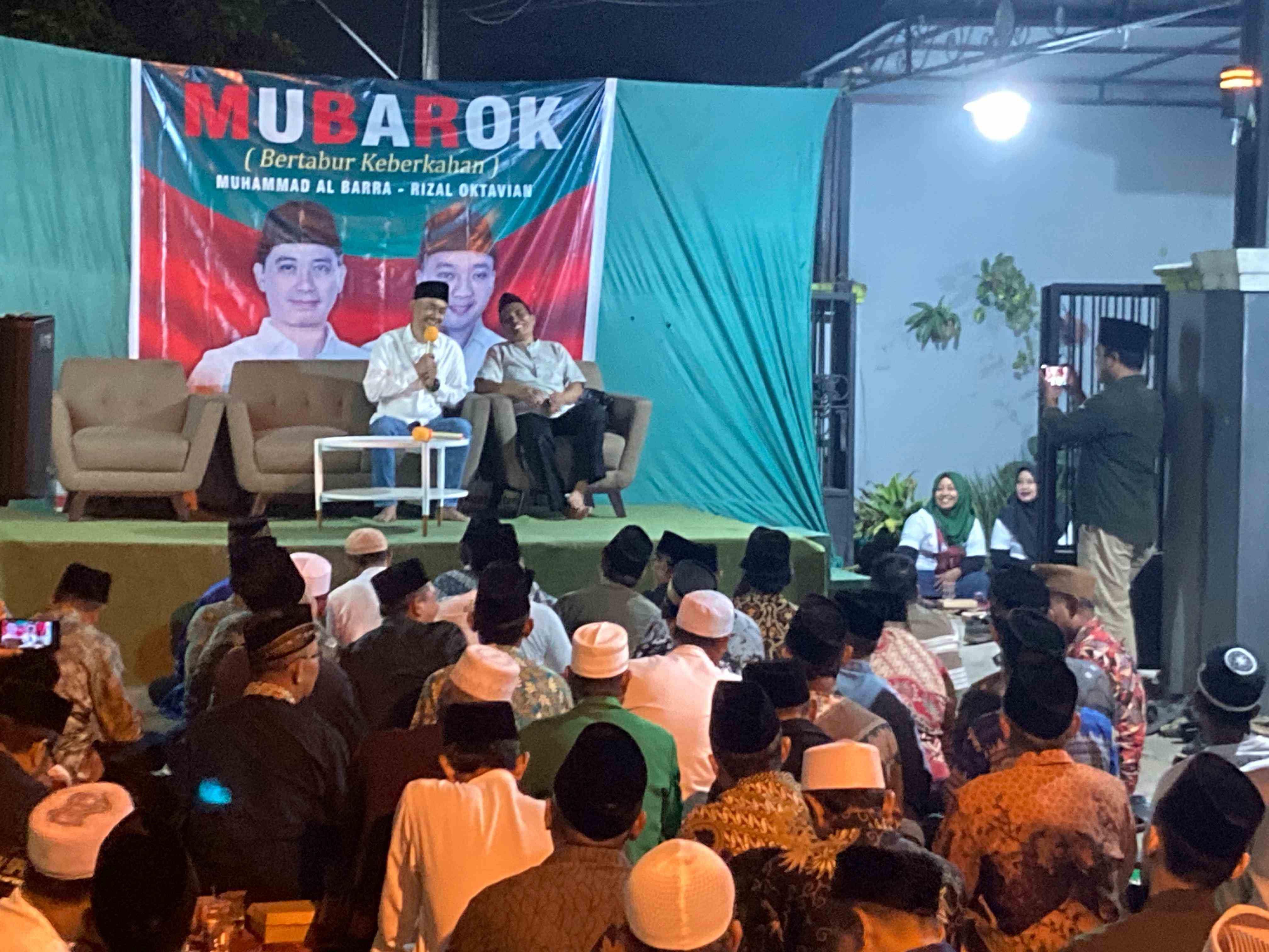 Muhammad Syukron Fahmi (Gus Fahmi) ditemani Khoirul Amin, koordinator relawan Gus Barra-Rizal saat menyampaikan sambutan dalam acara sosialisasi program Barra-Rizal, calon bupati dan calon wakil bupati Mojokerto di di Desa Wringinrejo, Kecamatan Sooko, Kabupaten Mojokerto, Ahad (28/7/2024) malam. Foto: M. Sulthon Neagara/bangsaonline