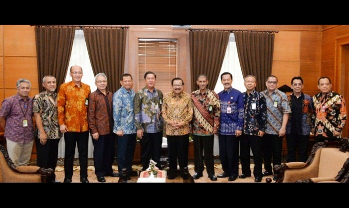 Gubernur Jatim Soekarwo saat foto bersama GM Pertamina Marketing Operation Region (MOR) V, Ibnu Choldum di Kantor Gubernur Jatim, Jl. Pahlawan No. 110 Surabaya, Selasa (22/5).
