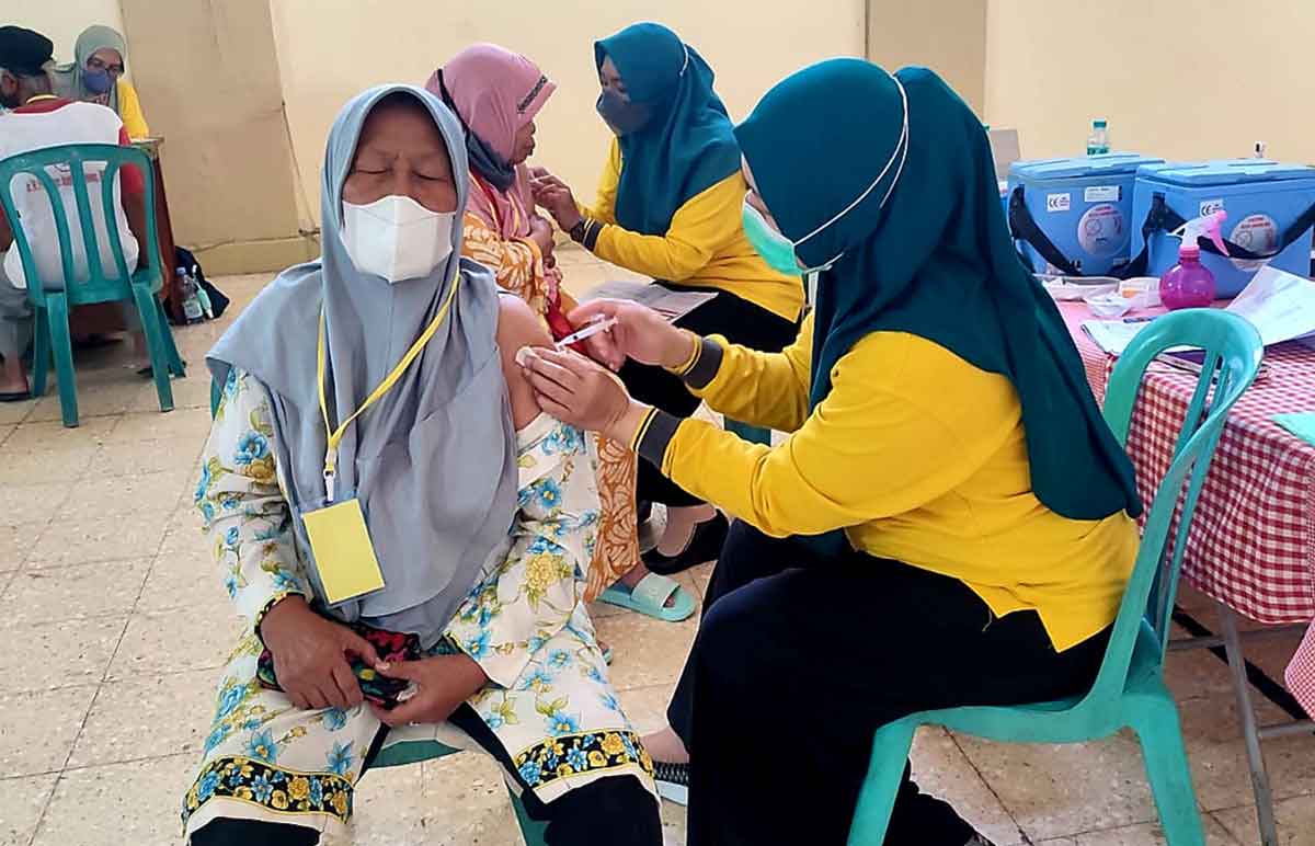 Ibu-ibu di Kota Kediri saat menjalani Vaksinasi Booster Kedua. Foto: Ist
