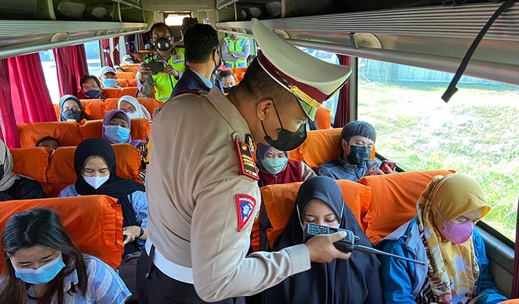 Kasatlantas Polres Jombang, AKP Rudi Purwanto, saat mengecek penumpang bus.