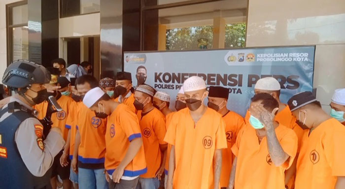 Puluhan pengedar narkoba saat dihadirkan Polres Probolinggo Kota dalam konferensi pers pengungkapan kasus.
