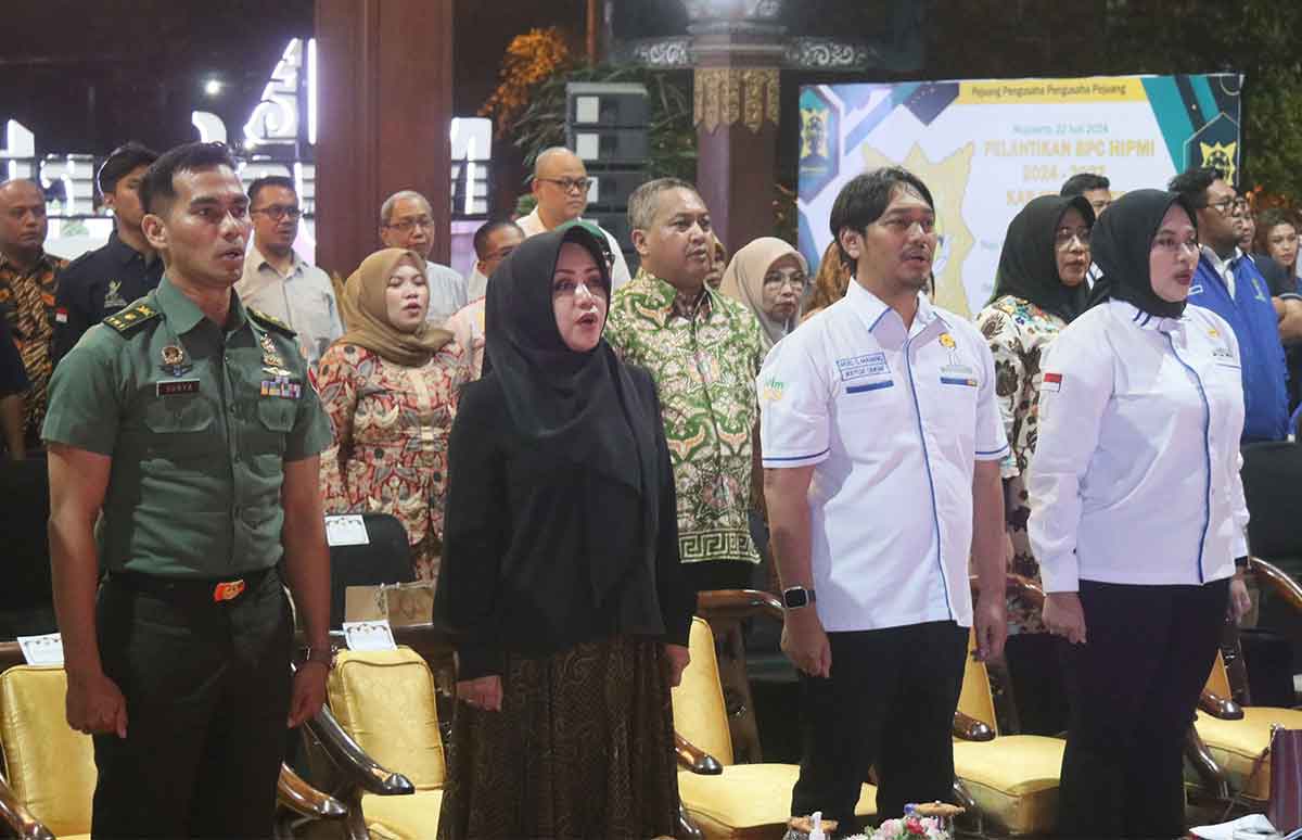 Bupati Mojokerto, Ikfina Fahmawati, bersama Forkopimda setempat saat menghadiri pelantikan pengurus Hipmi.