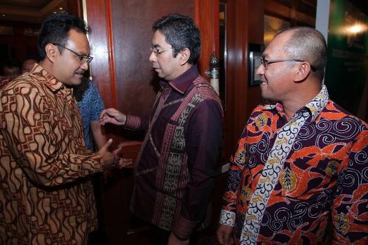 Wagub Jatim Saifullah Yusuf bersama Dirut BPJS Ketenagakerjaan Elvin GM dan Direktur Kepesertaan dan Hubungan Antar Lembaga BPJS Djunaidi di acara Customer Gathering di JW Marriot, Jumat (14-3-2014) malam.foto:nisa/BANGSAONLINE