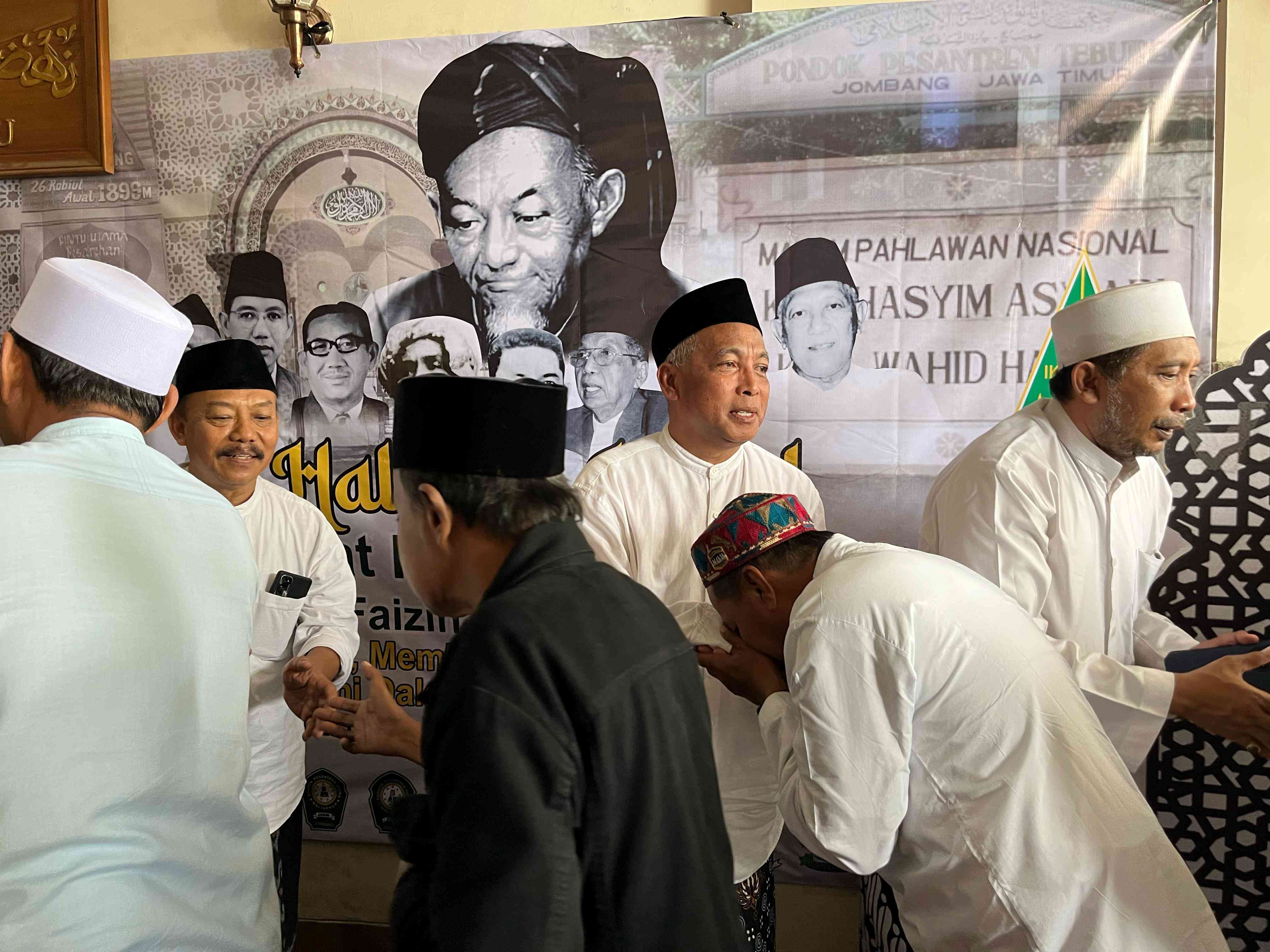 Para alumni Pesantren secara bergiliran menyalami dan mencium tangan KH Fahmi Amrullah Hadzik (Gus Fahmi) seusai mengaji Kitab At-Tibyan karya Hadratussyaikh di kediaman M. Mas