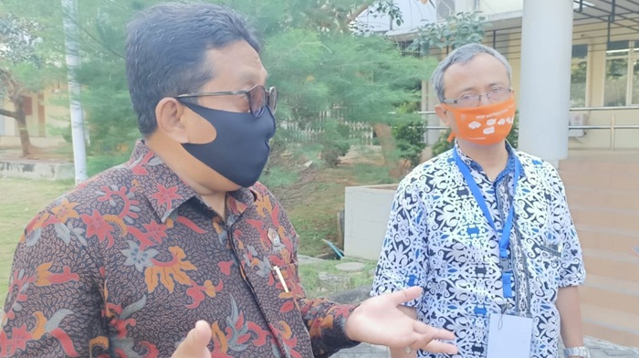 Rektor UTM Dr. Drs. Ec. Muh. Syarif, M.Si. dan Ketua Pelaksana UTBK UTM Drs. Ec. Makhmud Zulkifli, M.Si., saat memberikan penjelasan terkait pelaksanaan UTBK di UTM Bangkalan.
