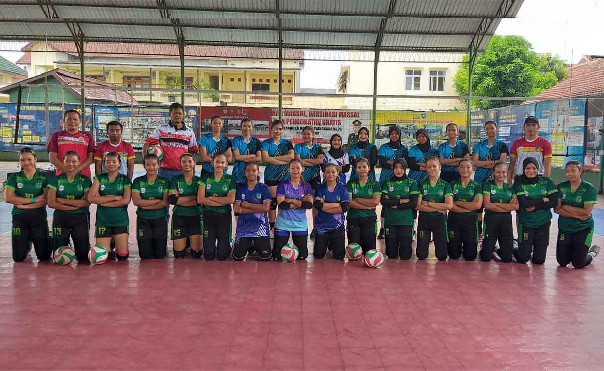 Tim Bola Voli Kabupaten Kediri dan Gresik sebelum melakukan laga uji coba. Foto: Ist