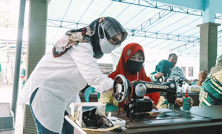 Wakil Bupati Lumajang Indah Amperawati saat melihat pelatihan bagi 25 ODGJ yang sudah dinyatakan sembuh. (foto: ist)