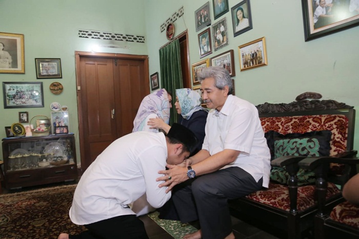Emil Dardak Lakukan Ritual Sungkeman Jelang Pencoblosan