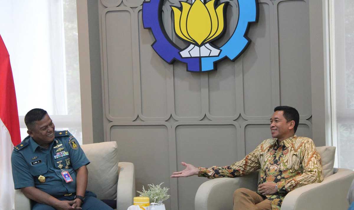 Rektor ITS saat berbincang dengan Seklem AAL.