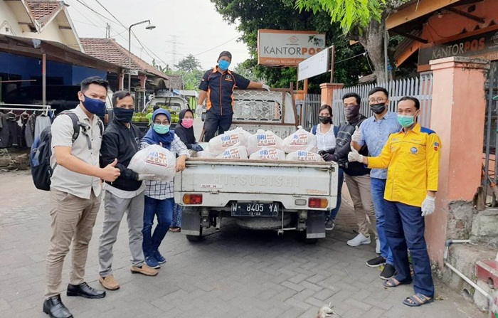 Peduli Covid-19, Agen BRILink dan BRI Cabang Pasuruan Bagikan Paket Sembako