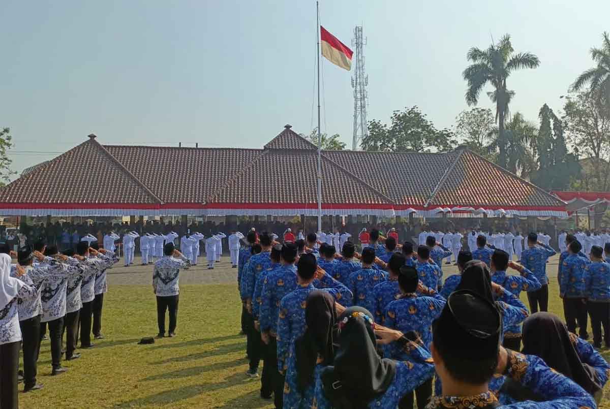 Pemkab Pasuruan Kibarkan Bendera Merah Putih Tak Layak saat HUT ke-79 RI, Kok Bisa?