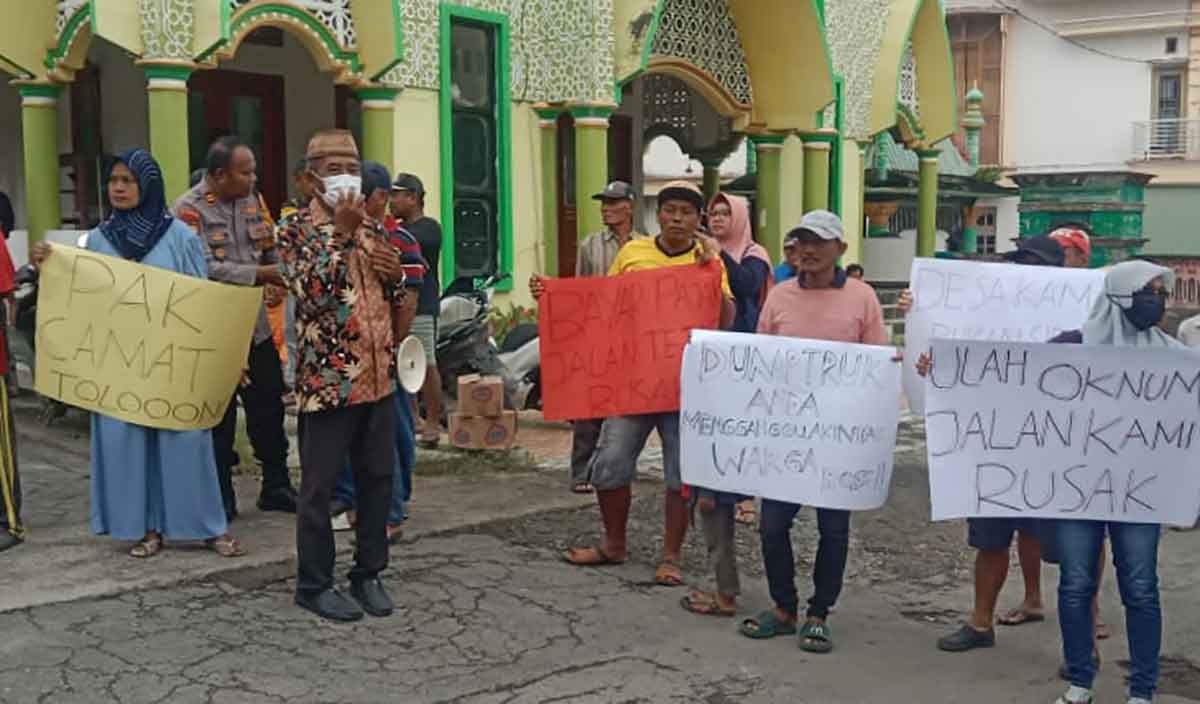 Warga Dalegan Demo Dump Truk, Camat Panceng akan Panggil Pengusaha