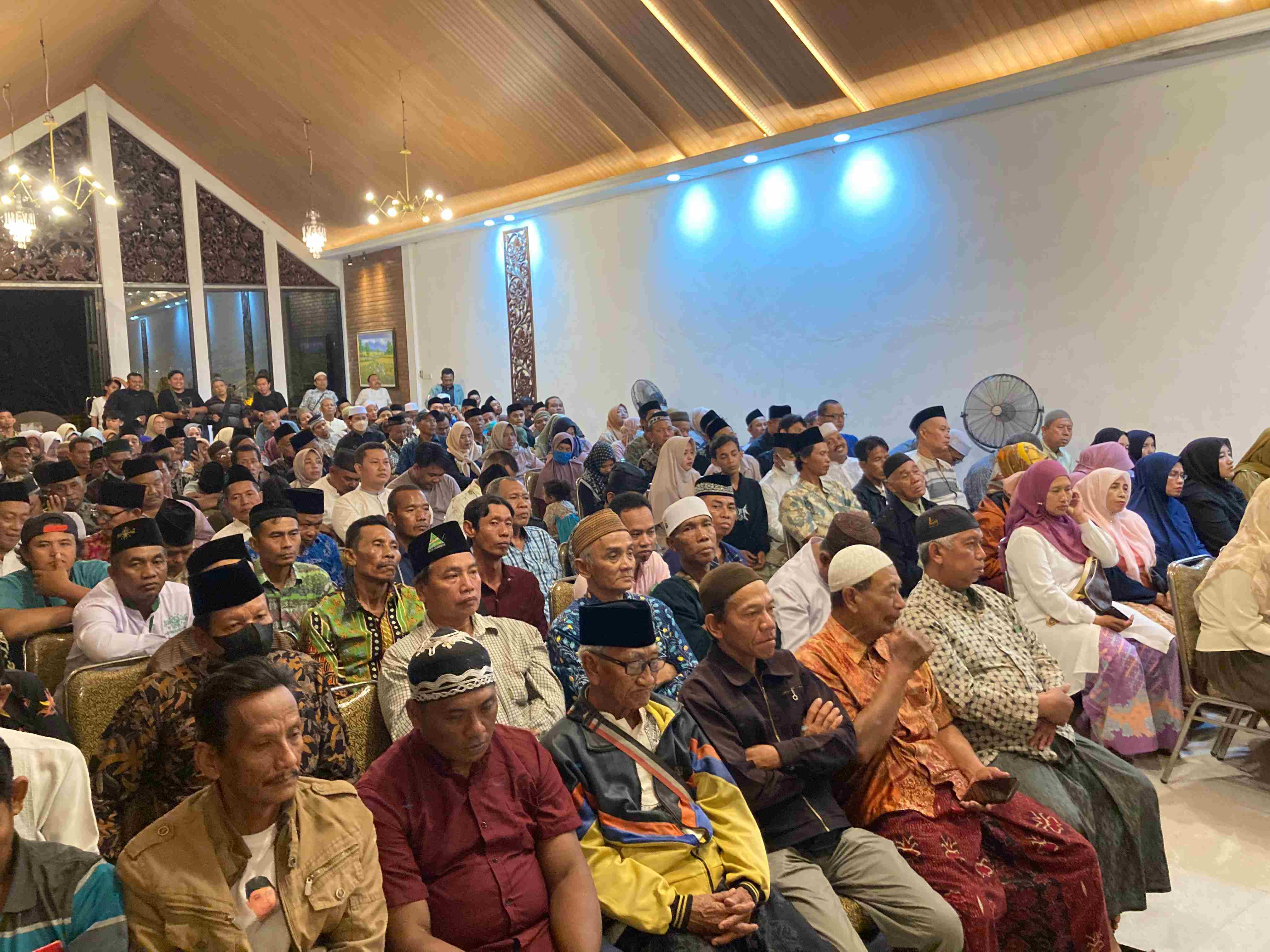Ratusan relawan Mubarok memadati restoran Den-Bei yang terletak di Jalan Pungging, Kecamatan Kembangringgit, Kabupaten Mojokerto, Jumat (9/8/2024). Foto: Mohammad Sulthon Neagara/bangsaonline