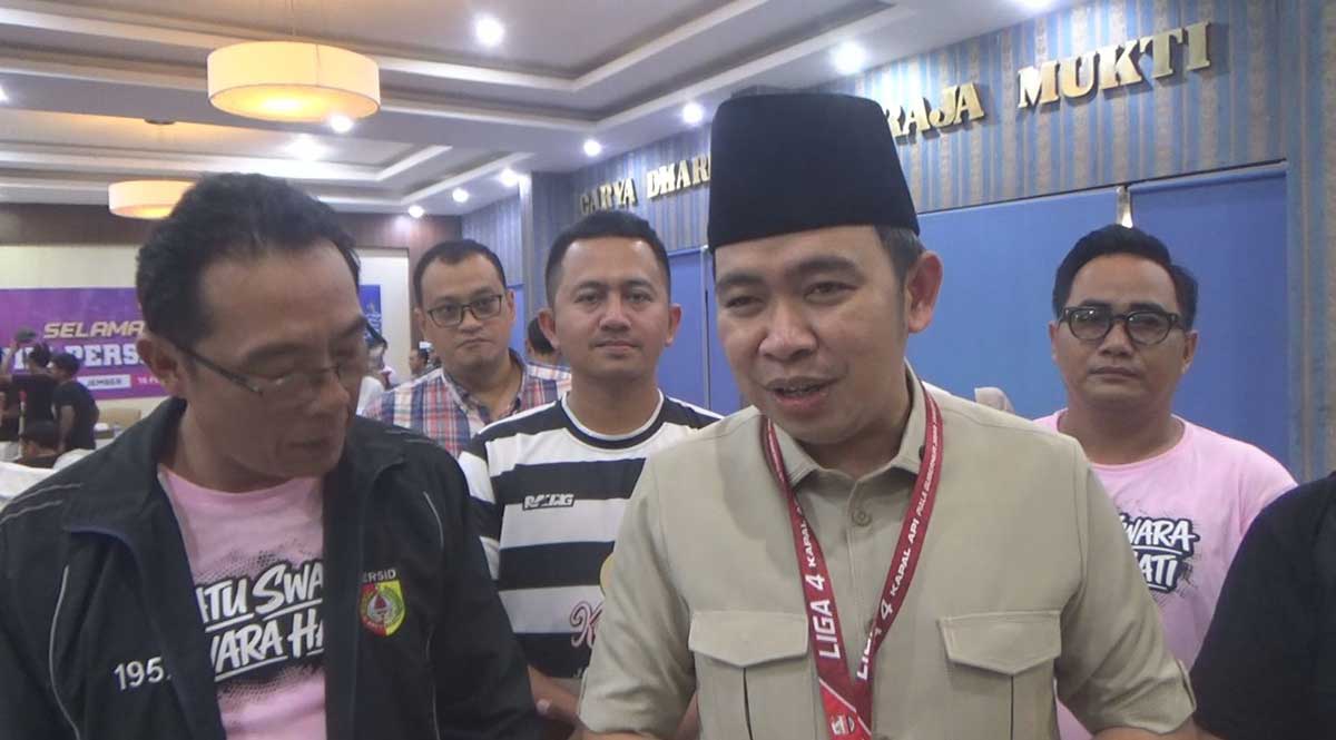 Bupati Jember, Muhammad Fawait atau yang akrab disapa Gus Fawait, saat memberi keterangan ke awak media terkait perkembangan Persid.