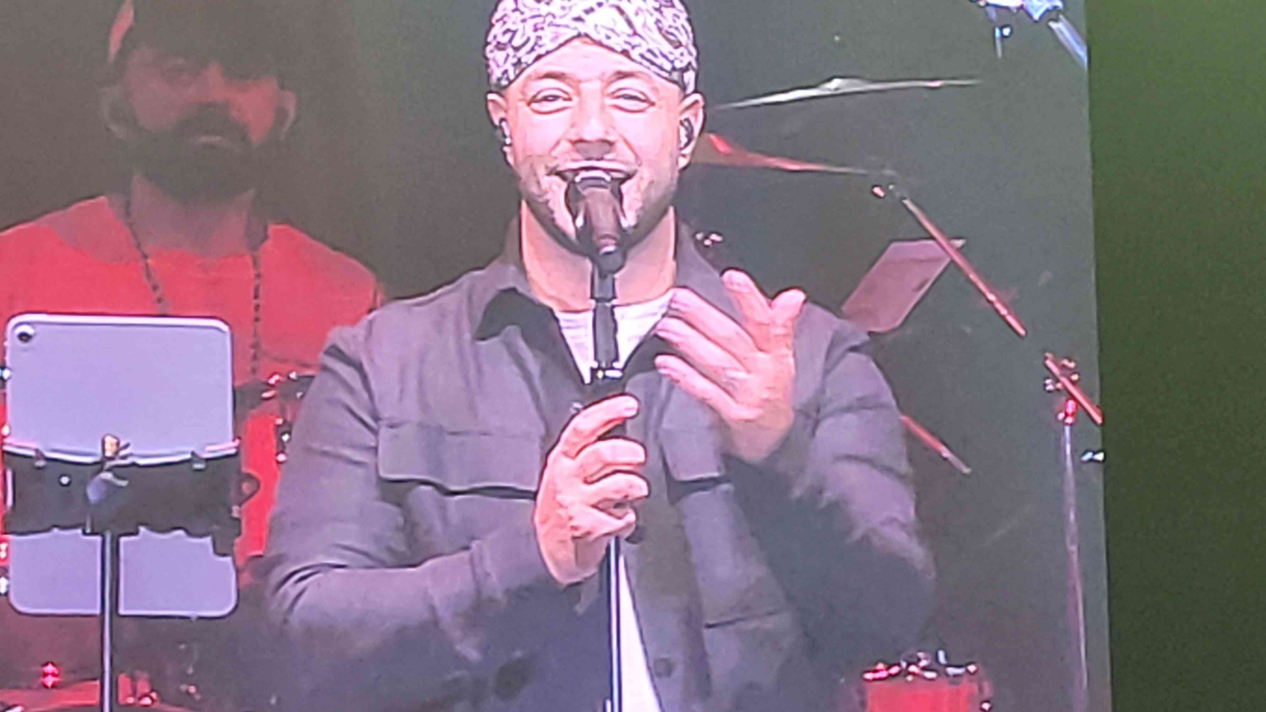 Pada awal penampilannya Maher Zain memakai blangkon dalam konser di di Surabaya Convention Center (SCC) Pakuwon Trade Centre Mall Surabaya, Ahad (16/11/2025) malam. Namun setelah menyanyikan beberapa lagu ia tampil dengan kepala plontos. Foto: MMA/bangsaonline