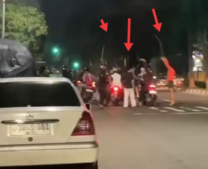 Tangkapan layar sekelompok pemuda diduga gangster bersajam