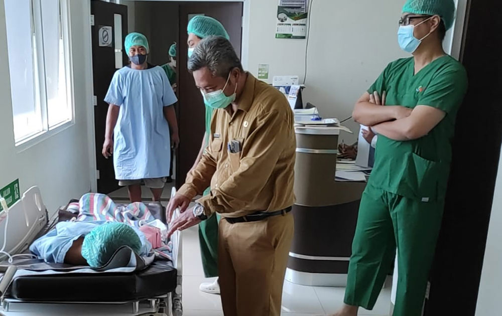Direktur RSUD SLG Kabupaten Kediri dr. Tony Widyanto didampingi tim dokter sedang mengecek kondisi Dzakyya, sebelum menjalani operasi. foto: ist