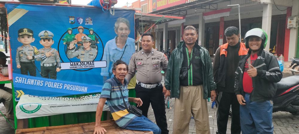 Vian salah satu Anggota Kamseltibcar Satlantas Polres Pasuruan saat berada di pangkalan ojol 