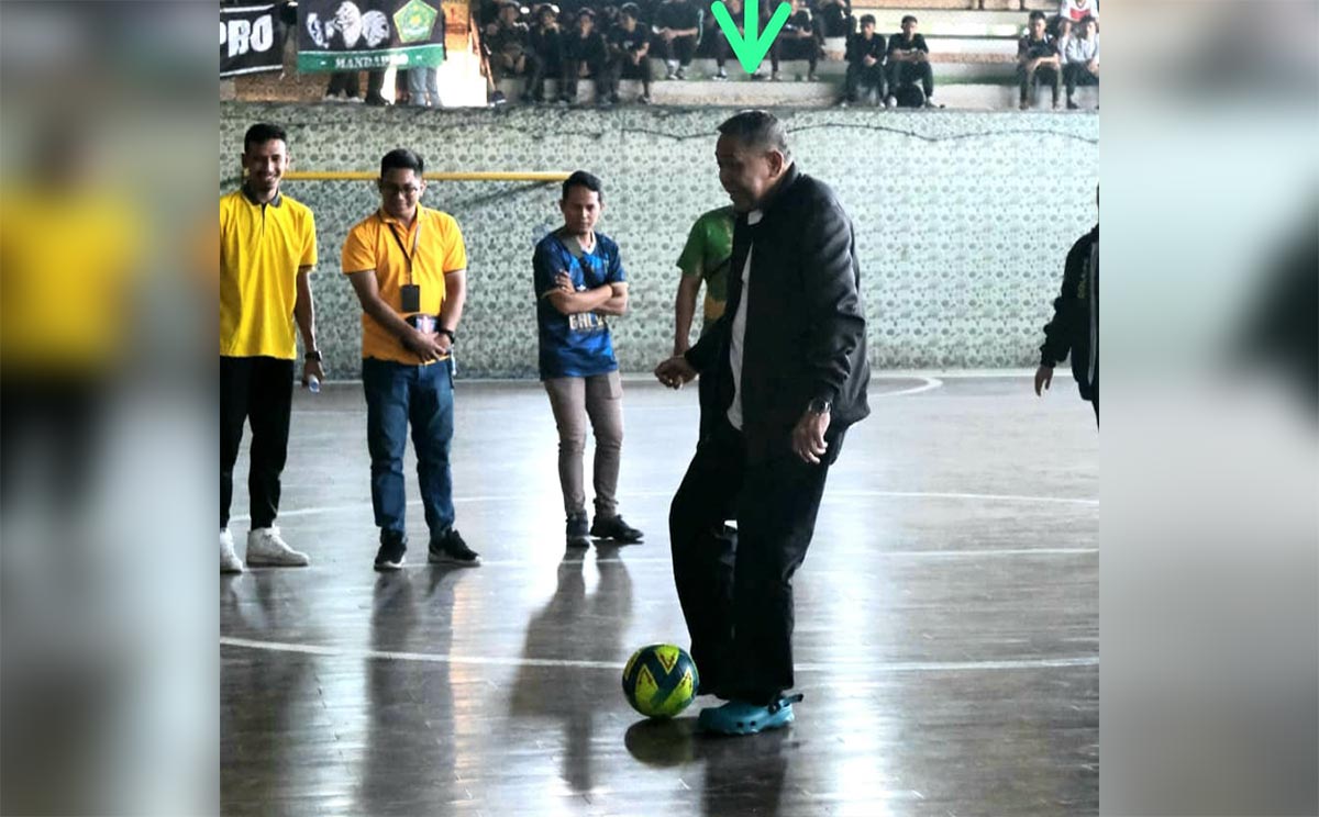 Udik Djanuantoro saat membuka turnamen dengan menendang bola.