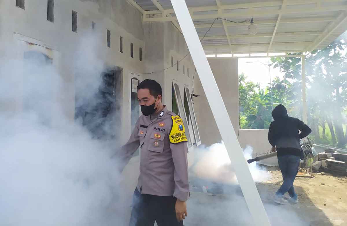 Petugas dari Polres Mojokerto Kota saat meninjau fogging dalam rangka mencegah DBD.