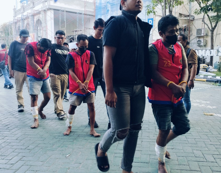 3 pelaku curanmor yang dilumpuhkan tim Resmob Polrestabes Surabaya menggunakan peluru tajam