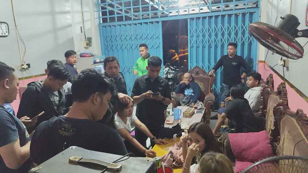 Petugas gabungan saat gerebek ruko yang dijadikan tempat karaoke di Desa Banjarsari. (Ist)